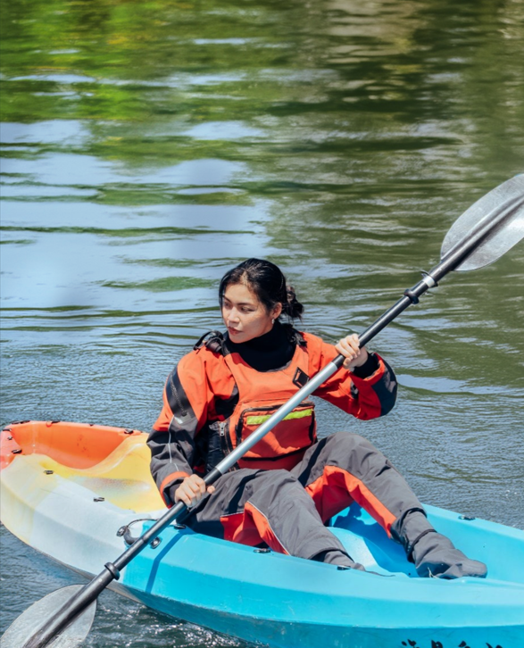 PORLITE® dry suit for kayaking — breathable, waterproof and sustainable outdoor fabric solution Person wearing a PORLITE® dry suit made with breathable and waterproof fabric while kayaking